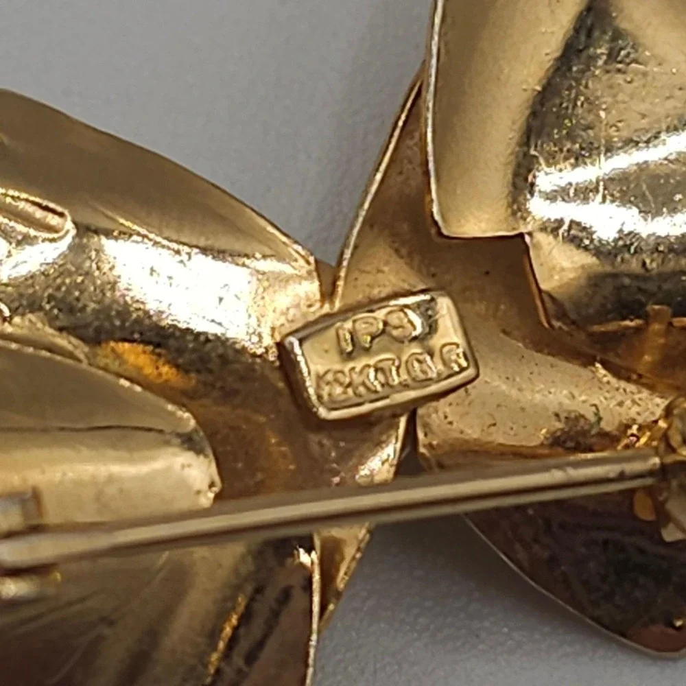 Vintage 12kt Gold Filled Bow Brooch Pearl‎ Textured IPS Pin Dimensional